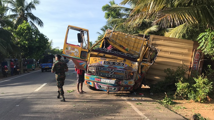 பளையில் கனரக வாகனம் விபத்து!