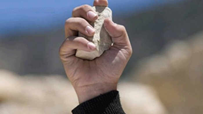 பேருந்தை கற்களால் தாக்கி சேதப்படுத்திய சம்பவம் : மூன்று பாடசாலை மாணவர்கள் கைது