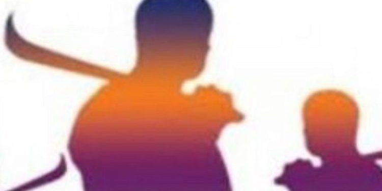 தன்மீது வாள் வெட்டு நடத்திய திருடர்களைப் பந்தாடிய முதியவர்!