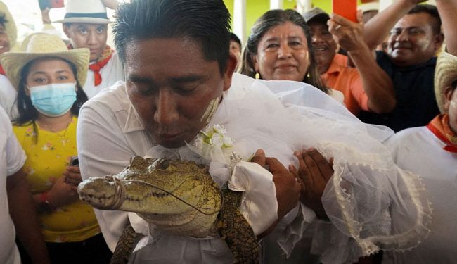 முதலையை முத்தமிட்டு மணமுடித்த மேயர்: புகைப்படங்கள் உள்ளே