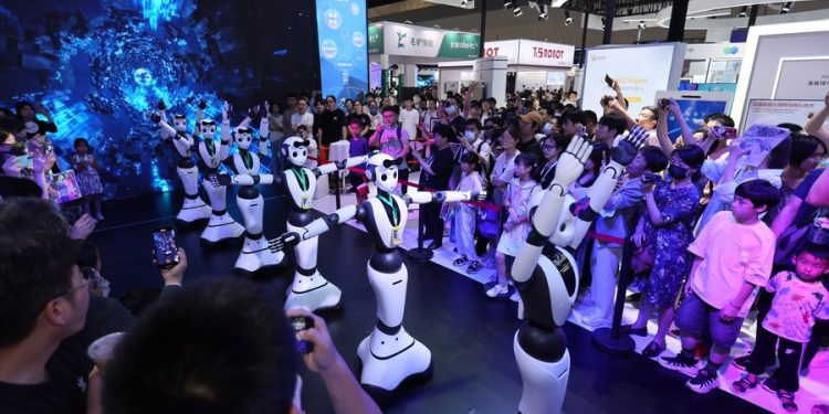 காற்பந்து விளையாடும் ரோபோக்கள் அறிமுகம்