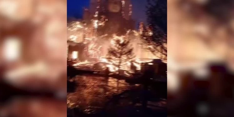 115 அடி உயரம் கொண்ட பிரம்மாண்ட புத்தர் சிலை தீயில் சேதம்