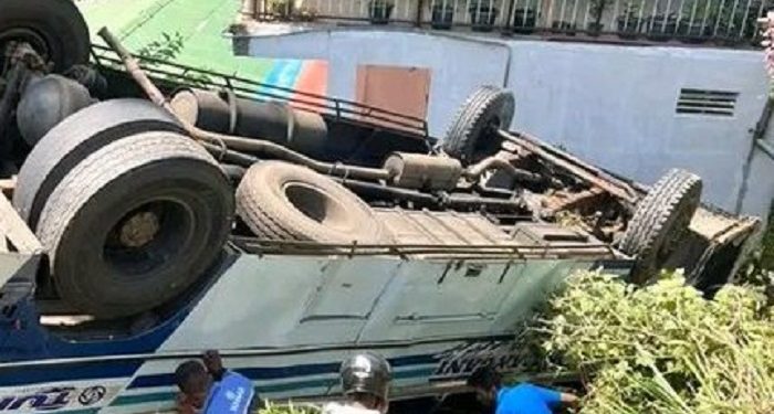 சற்றுமுன்னர் பேருந்து ஒன்று பள்ளத்தில் விழுந்து விபத்து : 15 பேர் காயம்