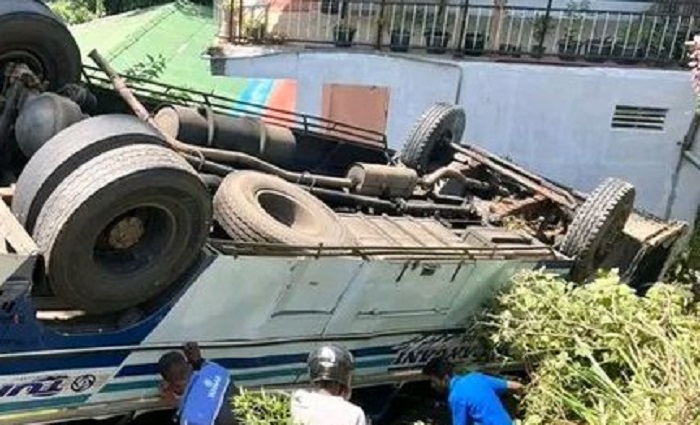 சற்றுமுன்னர் பேருந்து ஒன்று பள்ளத்தில் விழுந்து விபத்து : 15 பேர் காயம்