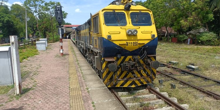 அசுர வேகத்தில் பயணித்த யாழ்தேவி