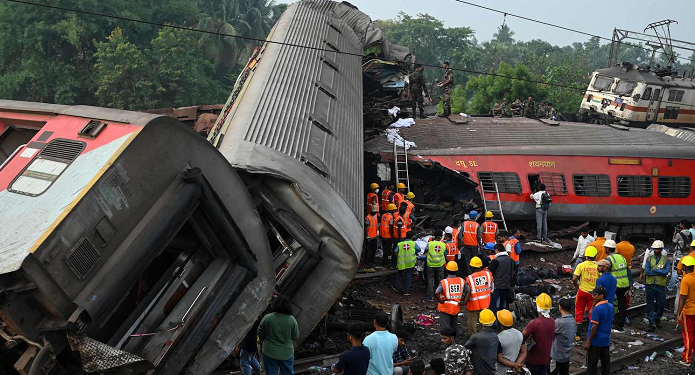 இந்தியாவின் மிக மோசமான ரயில் விபத்து : மூன்று ஊழியர்கள் கைது