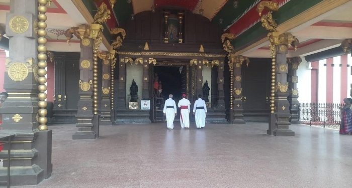 பாப்பரசரின் பிரதிநிதியுடன் நல்லூர் கந்தனை தரிசித்த யாழ் மறை மாவட்ட ஒரு முதல்வர் !