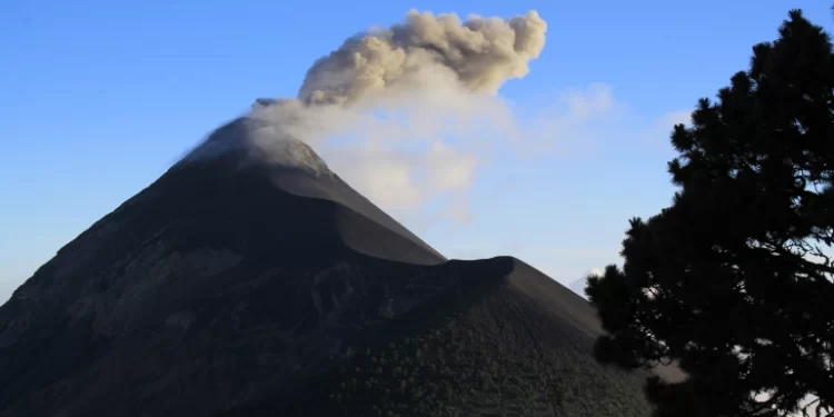 எரிமலை வெடிப்பை போல விழுந்த மின்னல் : வைரலாகும் வீடியோ