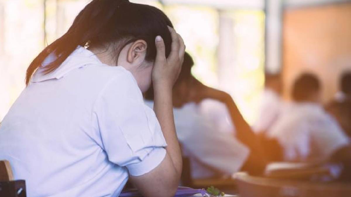 பிரபல பாடசாலை மாணவிகளின் தலைகுனிய வைக்கும் செயல்!