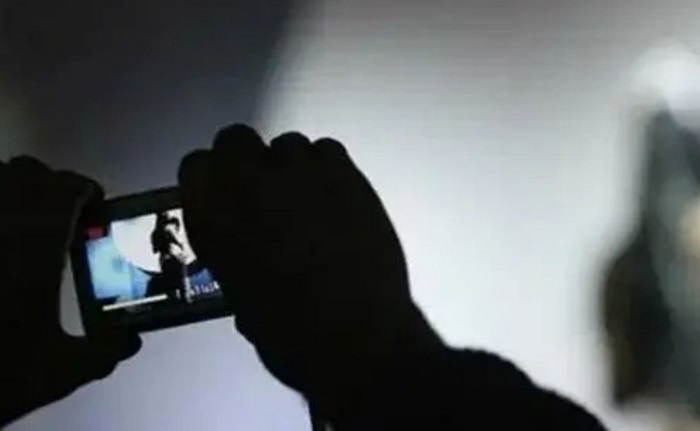 குளியலறையில் பெண்ணொருவரை வீடியோ எடுத்த பொலிஸ் சார்ஜன்ட் கைது