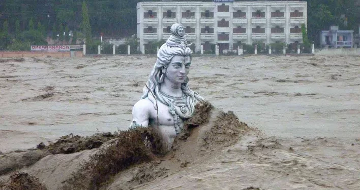 ஆற்றில் மிதக்கும் சாமி சிலைகள்