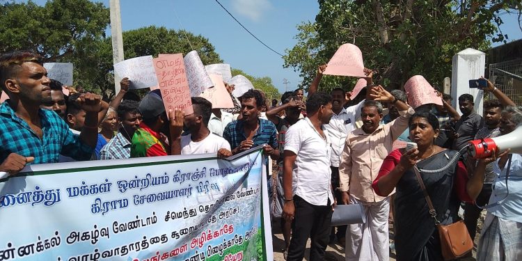 சீமெந்து தொழிற்சாலைக்கு எதிர்ப்பு தெரிவித்து பொன்னாவெளி மக்கள் போராட்டம்