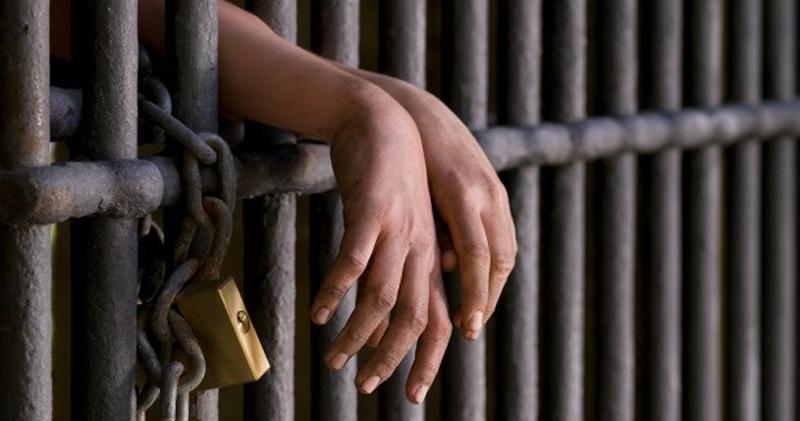 பொலிஸ் அதிகாரியை மிரட்டிய பேருந்து உரிமையாளர் கைது