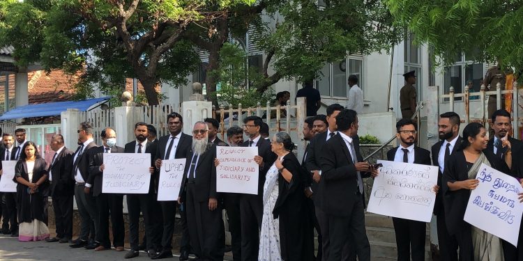 திருகோணமலையில் சட்டத்தரணிகள் போராட்டம்!