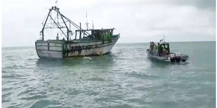 அத்துமீறி இலங்கை கடற்பரப்பில், மீன்பிடியில் ஈடுபட்ட 37 இந்திய மீனவர்கள் கைது