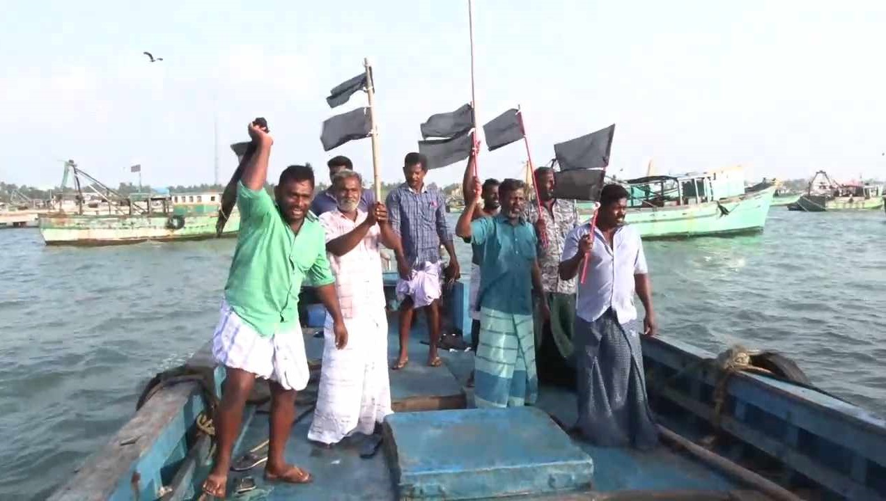 இராமேஸ்வரம் மீனவர்கள்  மூன்றாவது நாளாகவும்  போராட்டம்!