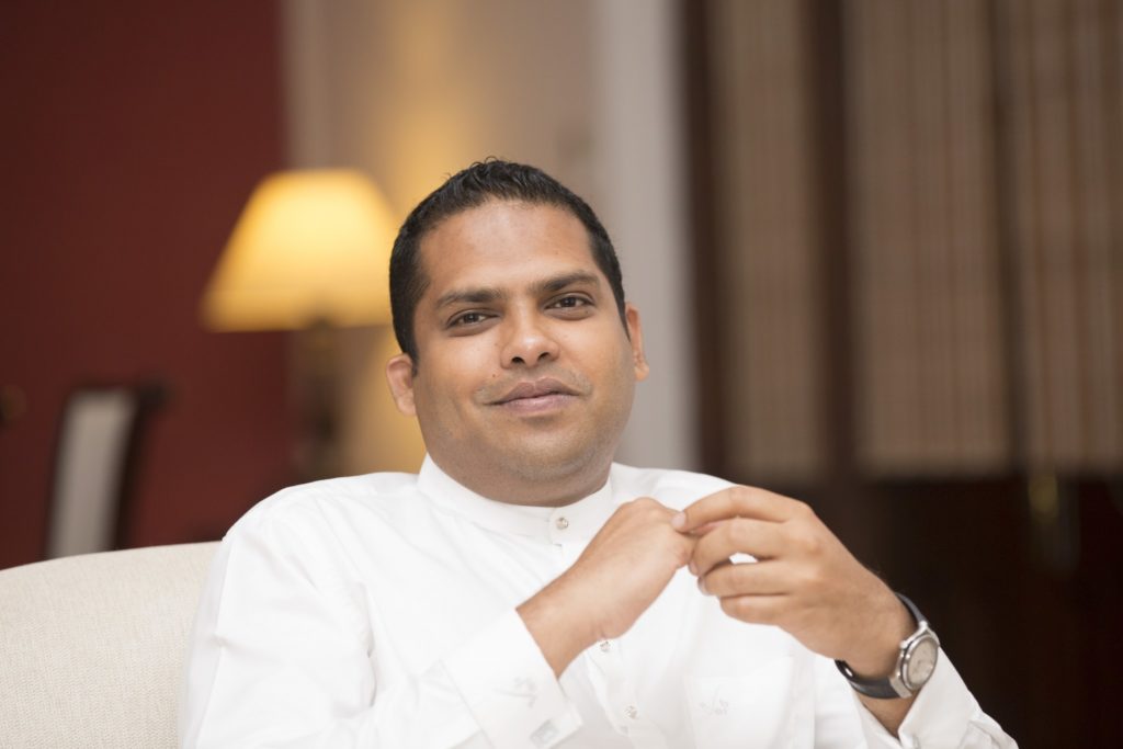 1000 வேன்கள் மற்றும் கார்களை இறக்குமதி செய்ய நடவடிக்கை