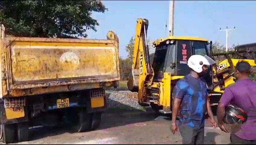 யாழில் மணல் ஏற்றிச் சென்ற டிப்பர் மீது துப்பாக்கிச் சூடு; மூவர் கைது