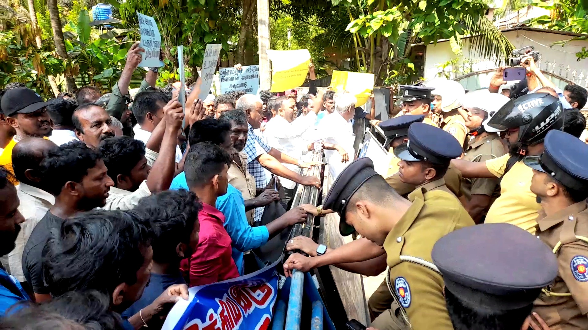 யாழில் இந்திய துணை தூதரகத்துக்கு முன் பாரிய போராட்டம்