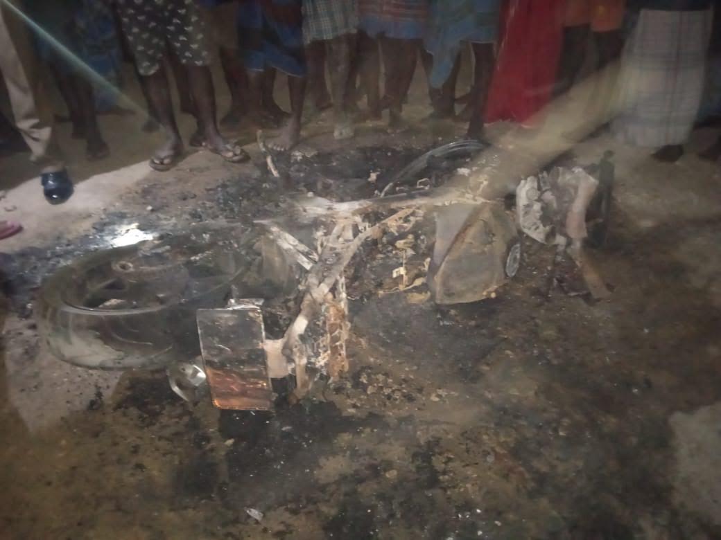 யாழில் வாகனமொன்றைத் தீயிட்டுக் கொளுத்திய வன்முறைக் கும்பல்!