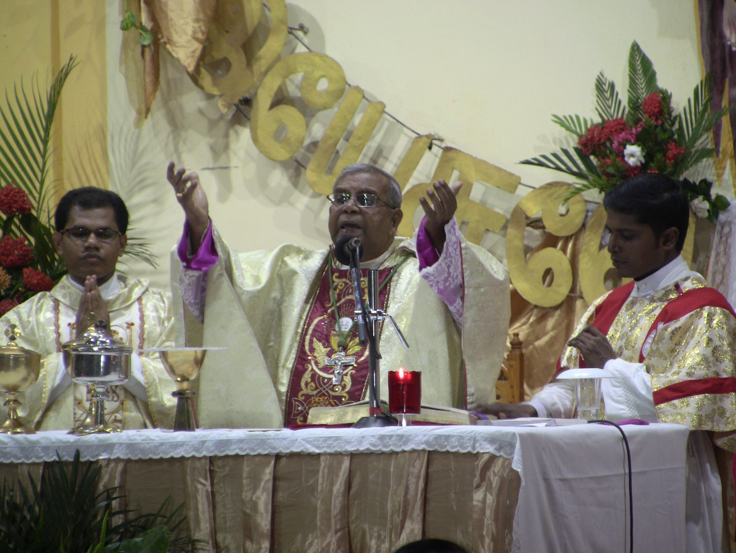 மன்னார் மாவட்டத்தில் பலத்த பாகாப்புக்கு மத்தியில் ஈஸ்டர் நள்ளிரவு திருப்பலி