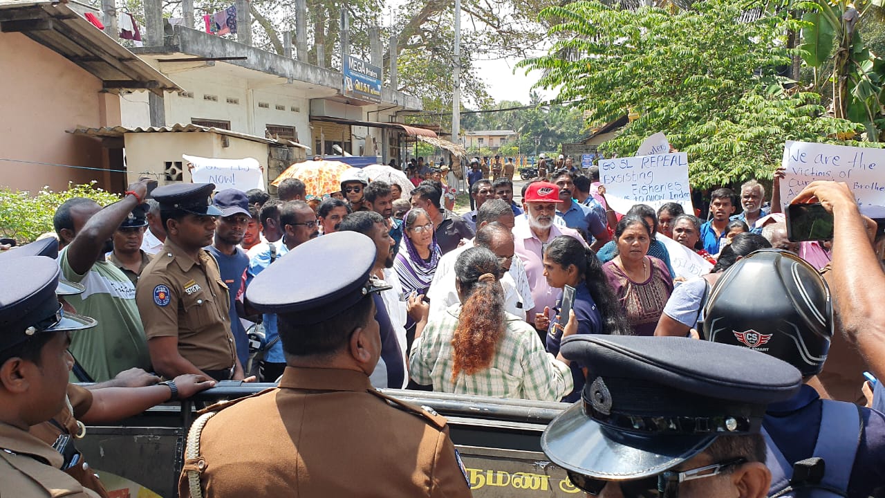 யாழில் வலுக்கும் மீனவர்களின் போராட்டம்!