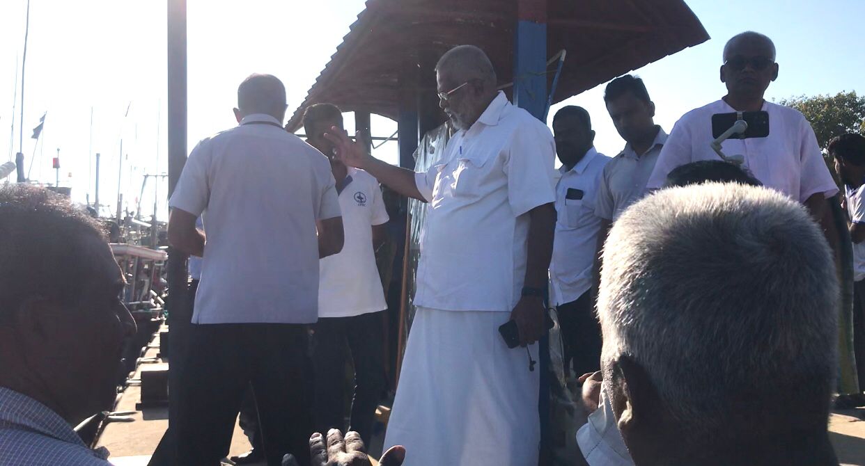 மயிலிட்டியில் தரித்து நிற்கும்  இழுவை படகுகளுக்  தீர்வு : டக்ளஸ் விதித்த அதிரடி உத்தரவு