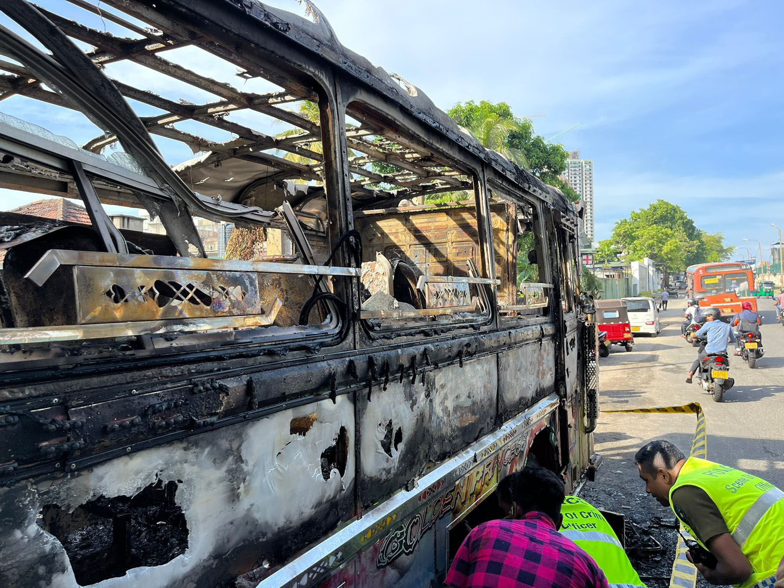 தீடிரென தீப்பற்றி எரிந்த பஸ் – கொழும்பில் சம்பவம்!