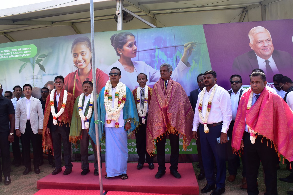 ஜனாதிபதியின் வழிகாட்டலில் மன்னாரிற்கு ஸ்மார்ட் எதிர்காலம் நடமாடும் சேவை ஆரம்பம்- ஆயிரக்கணக்கானோர் பங்கேற்பு.