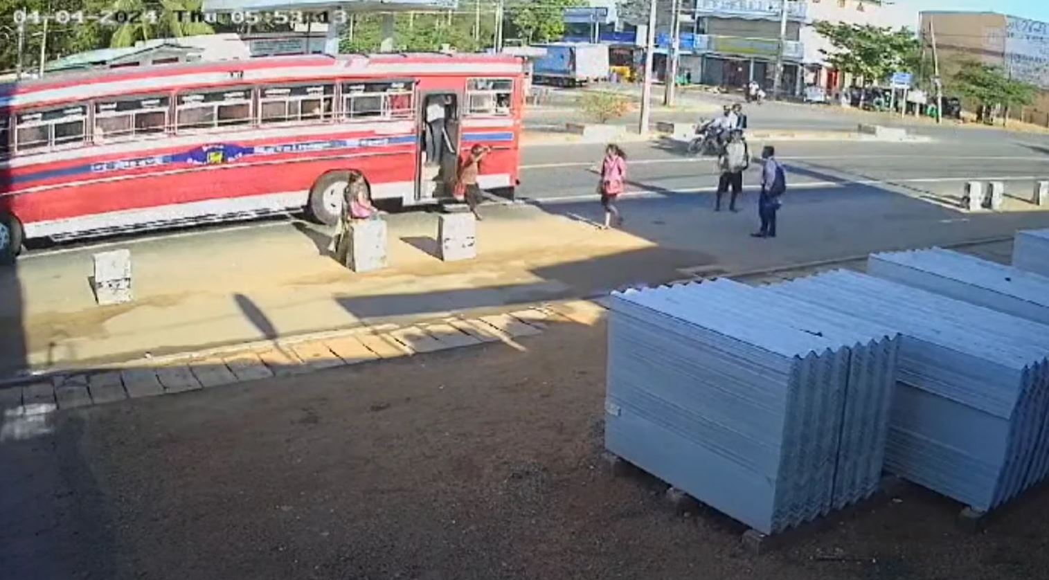 பேருந்திலிருந்து விழுந்த யுவதி: பதைபதைக்கவைக்கும் காணொளி