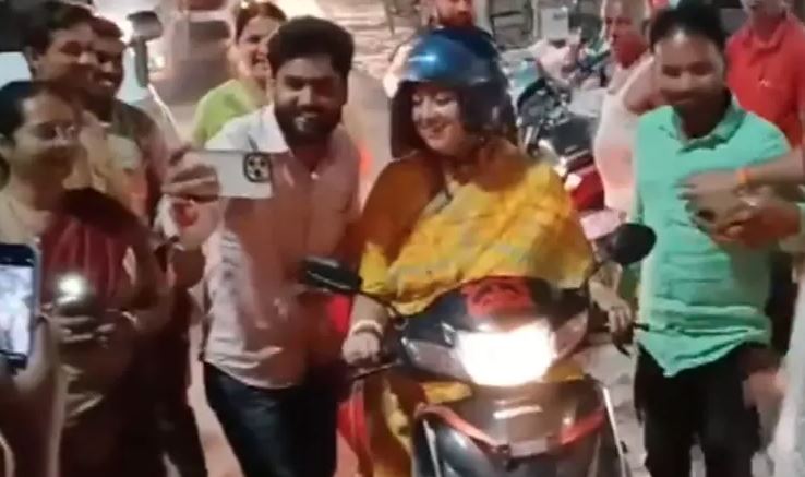 மோட்டார் சைக்கிளில் சென்று பிரச்சாரத்தில் ஈடுபட்ட மத்திய அமைச்சர்!