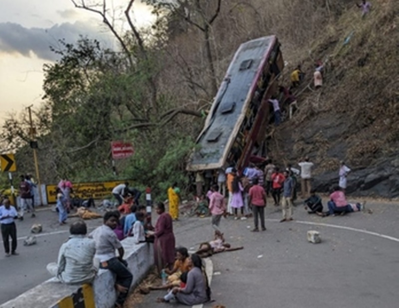 100 அடி பள்ளத்தில் கவிழ்ந்த பஸ் – 7 பேர் உயிரிழப்பு!