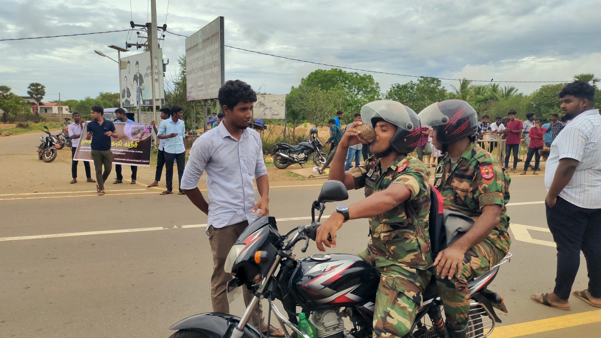 யாழில் சிரட்டையில் கஞ்சி பருகிய இராணுவம்!