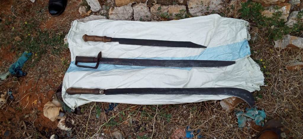 யாழில் வெற்று காணிக்குள் இருந்து மூன்று வாள்கள் மீட்பு!