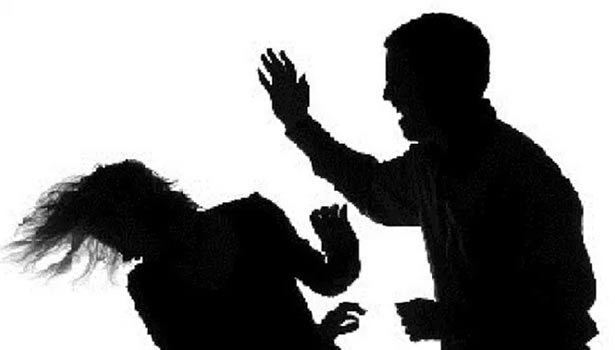 இராணுவ சிப்பாயின் மனைவியடன் தகாத உறவில் ஈடுபட்ட பொலிஸ் அதிகாரி மீது சரமாரி தாக்குதல்