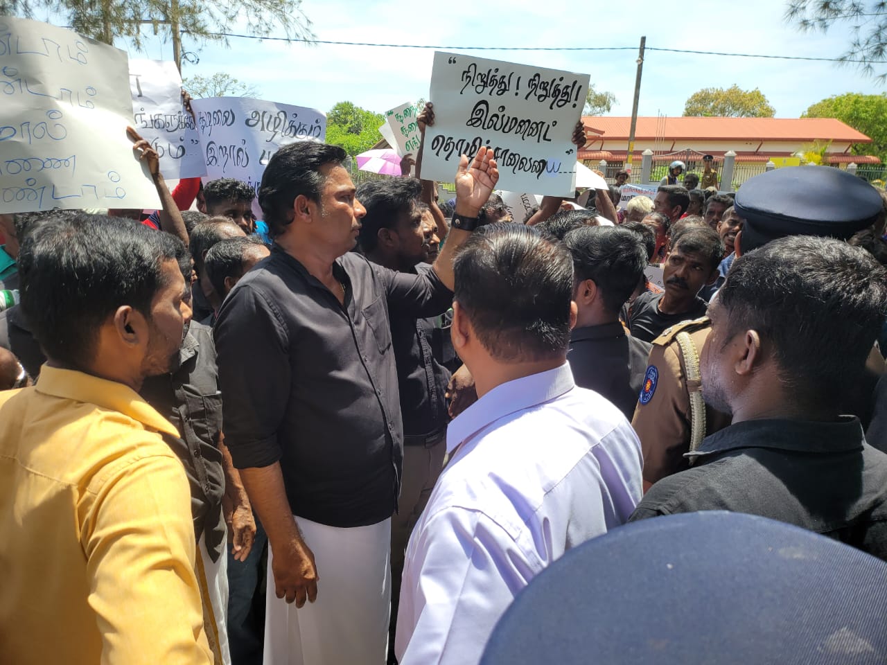 வாகரையில் நில அபகரிப்பை எதிர்த்து மாபெரும் ஆர்ப்பாட்டம்!