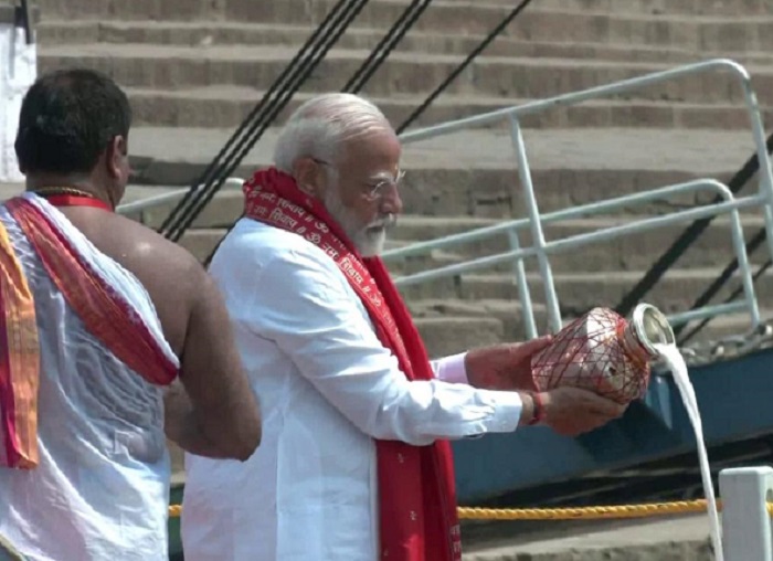 வேட்பு மனுத் தாக்கல் செய்ய முன்னர் மோடி கங்கையில் பிரார்த்தனை!