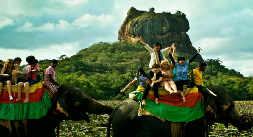 சுற்றுலாப் பயணிகளின் எண்ணிக்கை சுமார் 50 வீதத்தால் குறையும் அபாயம்!