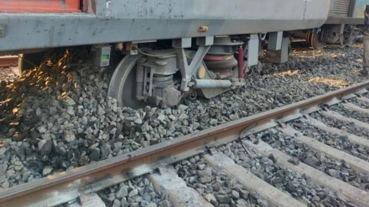 கடலோர மார்க்கமூடான ரயில் சேவை பாதிப்பு!