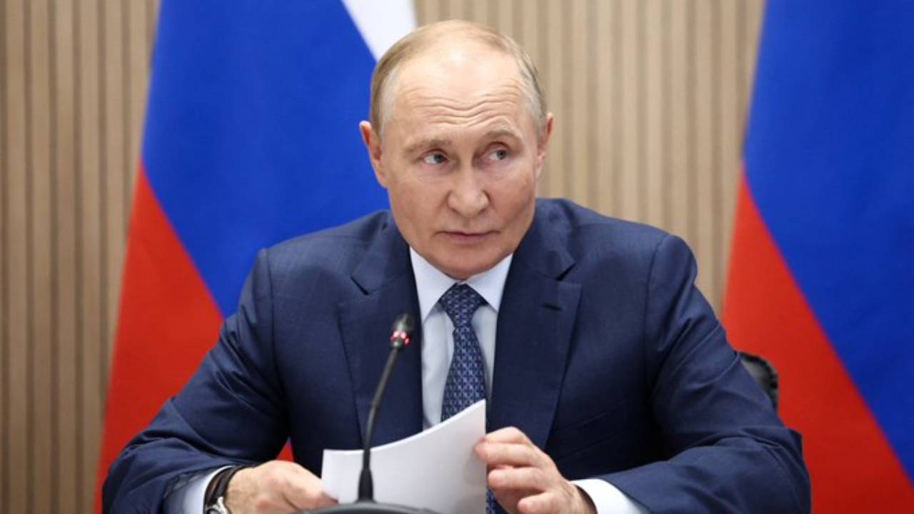 உக்ரேனுக்கு எதிராக ஹைப்பர்சோனிக் ஏவுகணையை பயன்படுத்தவுள்ளதாக புட்டின் எச்சரிக்கை!