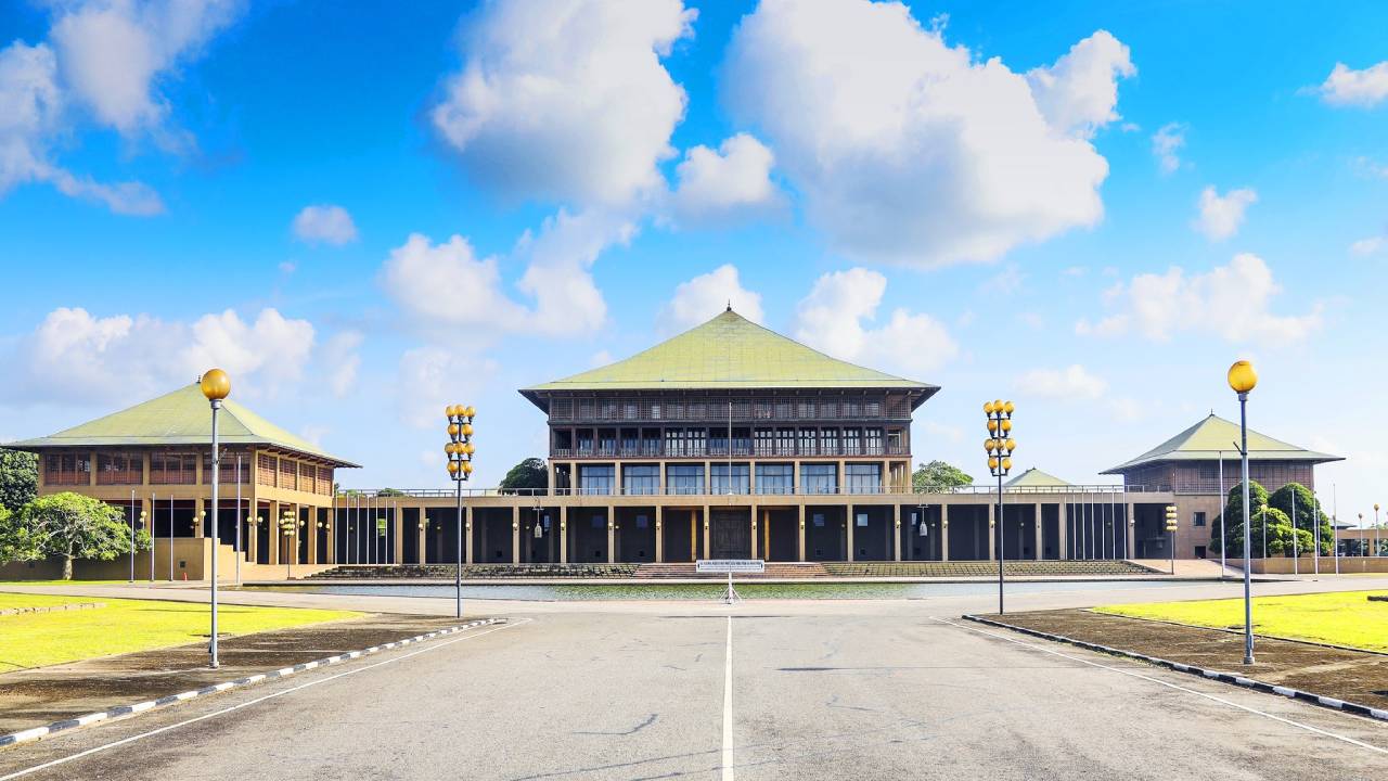 பெண் உறுப்பினர்கள் இளஞ்சிவப்பு ஆடையணிந்து நாடாளுமன்றத்திற்கு செல்ல நடவடிக்கை!