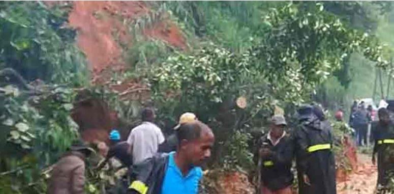 நாவலப்பிட்டி – தொலஸ்பாகே வீதியில் மண்சரிவு!