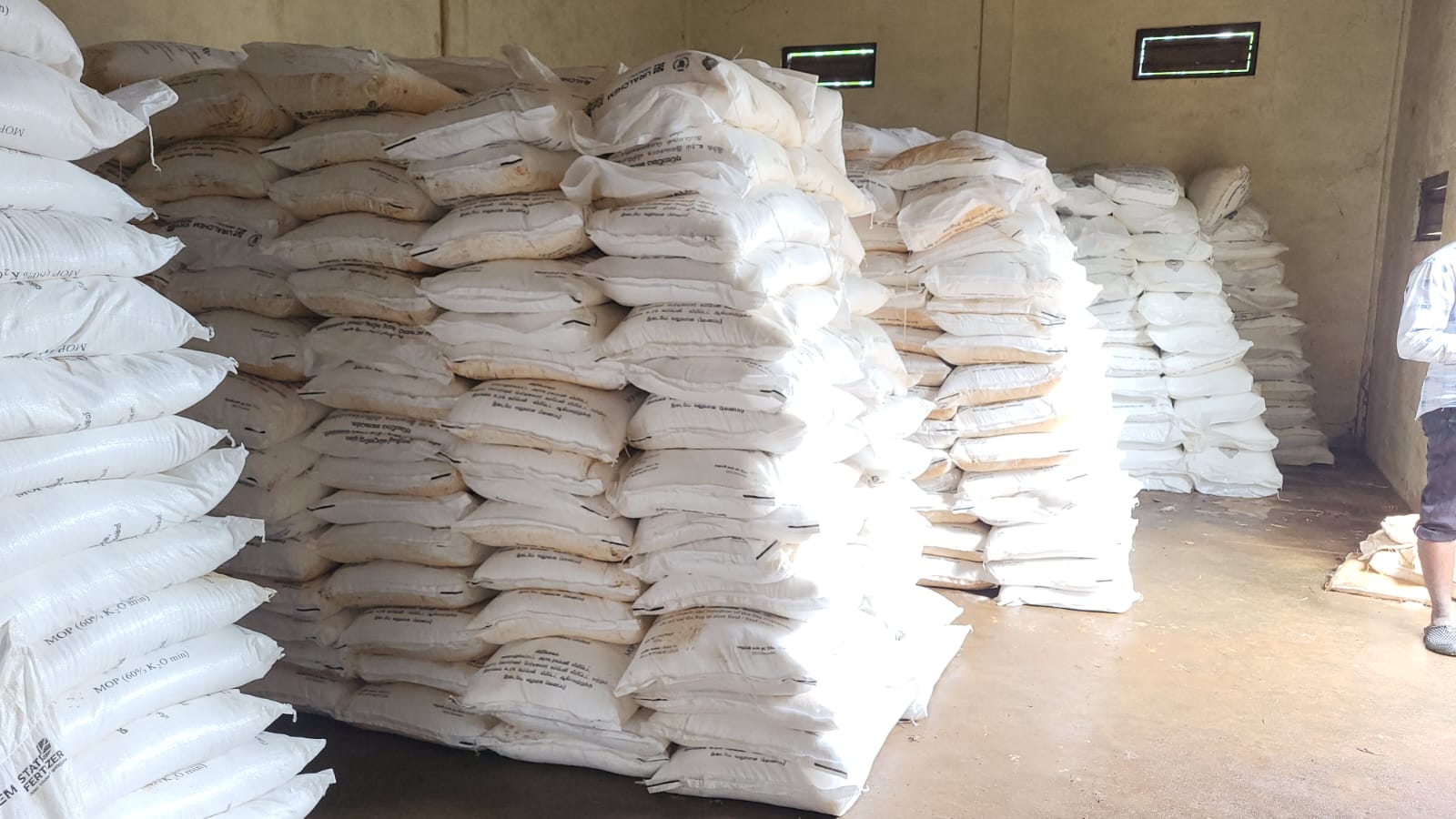 ரஷ்யா அரசாங்கத்தினால் இலங்கை விவசாயிகளுக்கு வழங்கப்பட்ட உரம்!