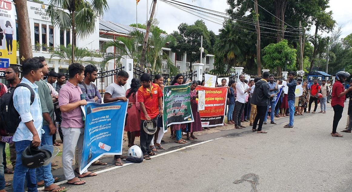 யாழ் மாவட்ட செயலகத்திற்கு முன்பாக கவனயீர்ப்பு போராட்டம்!