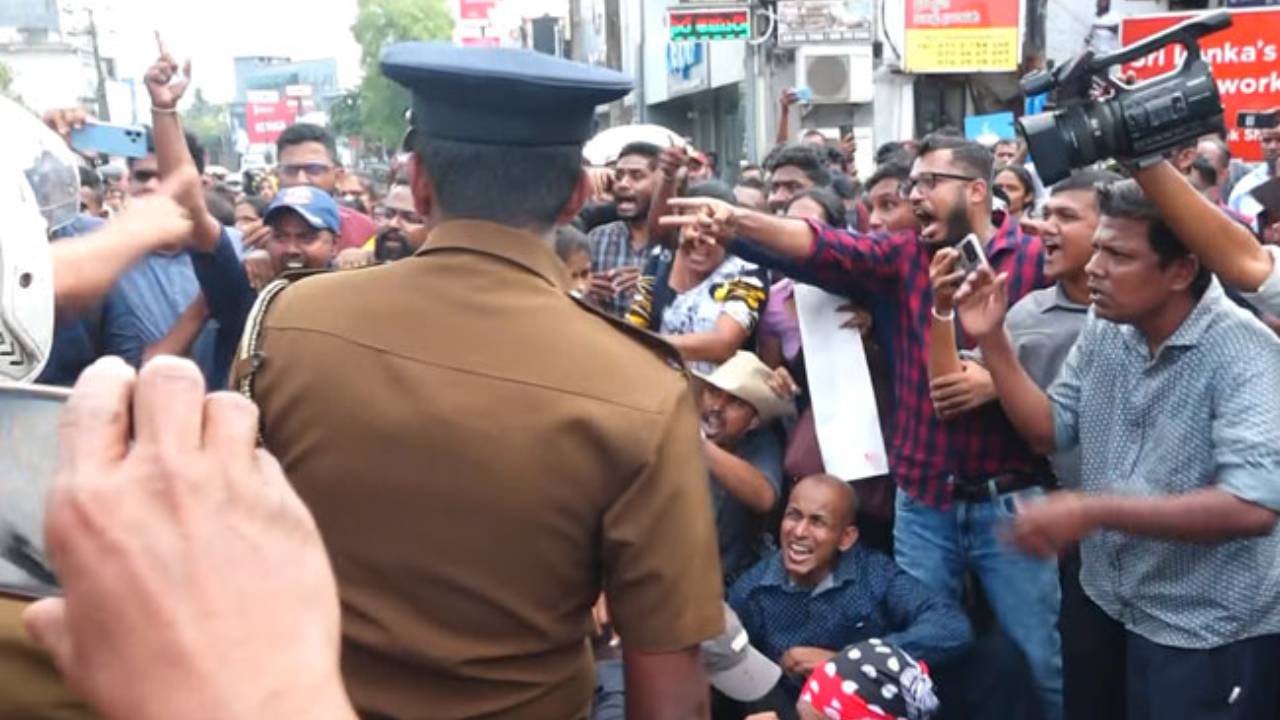 கல்வி அமைச்சுக்கு முன்பாக பதற்றமான நிலை!