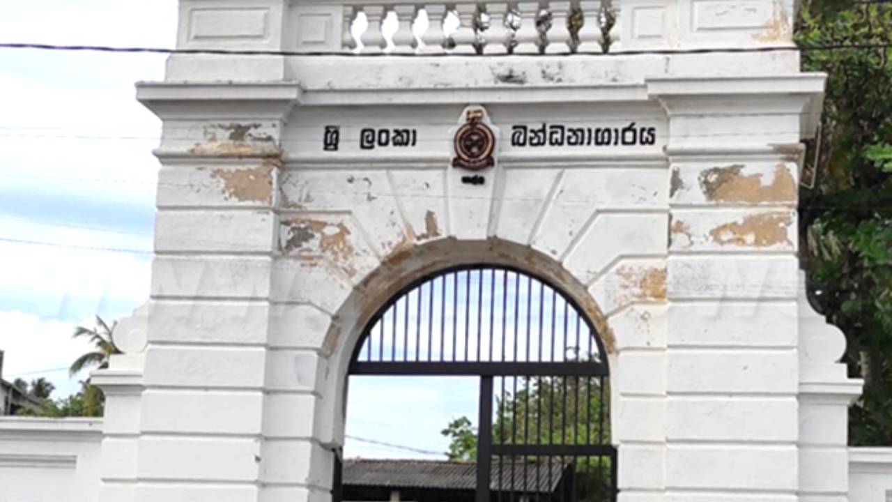 காலி சிறையில் 540 கையடக்கத் தொலைபேசிகள் பறிமுதல்!