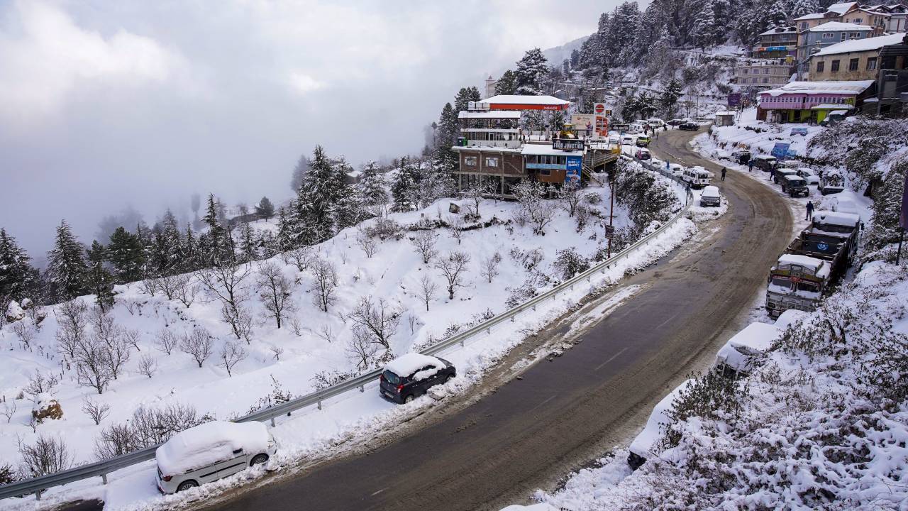 கடும் பனிப்பொழிவால் ஹிமாச்சலில் மூடப்பட்ட 223 சாலைகள்; நால்வர் உயிரிழப்பு!