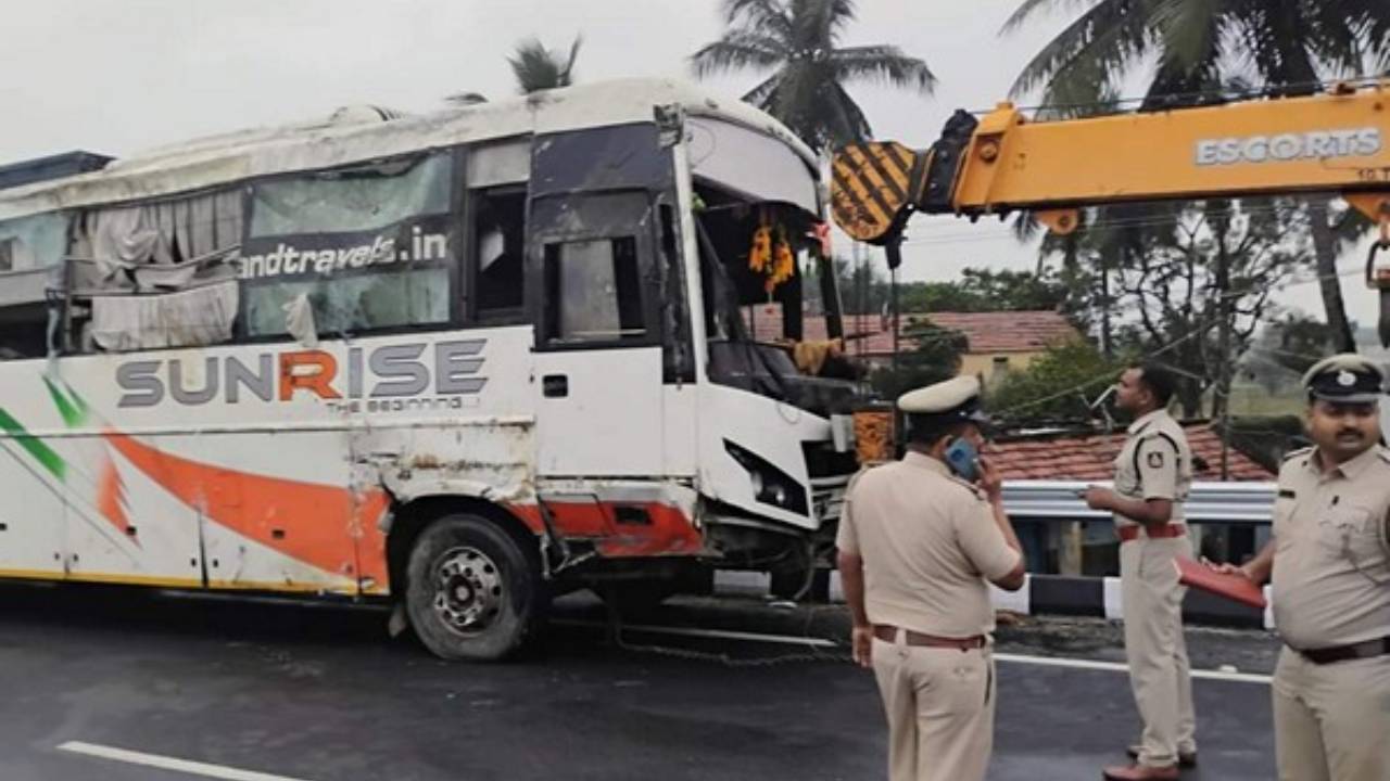 கர்நாடகாவில் பஸ் விபத்து மூவர் உயிரிழப்பு, 20க்கும் மேற்பட்டோர் காயம்!