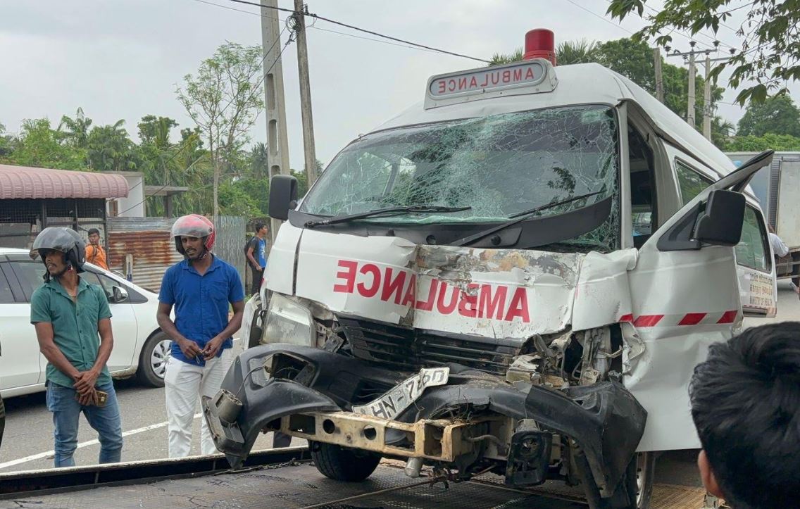 செட்டிபாளையத்தில் பேருந்துடன் அம்பியுலன்ஸ் மோதி விபத்து!