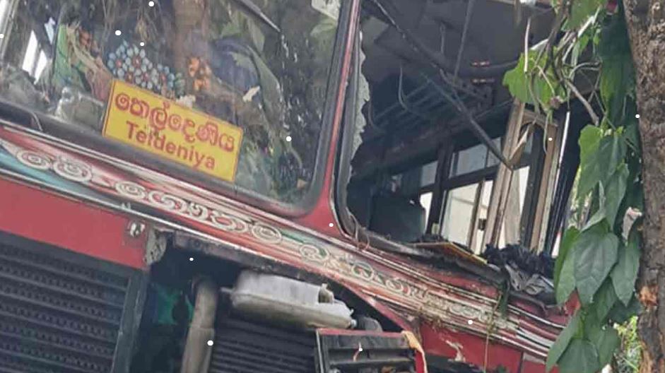 கடுகண்ணாவ டாசன் டவர் பகுதியில் பேருந்து விபத்து: ஐவர் காயம்!